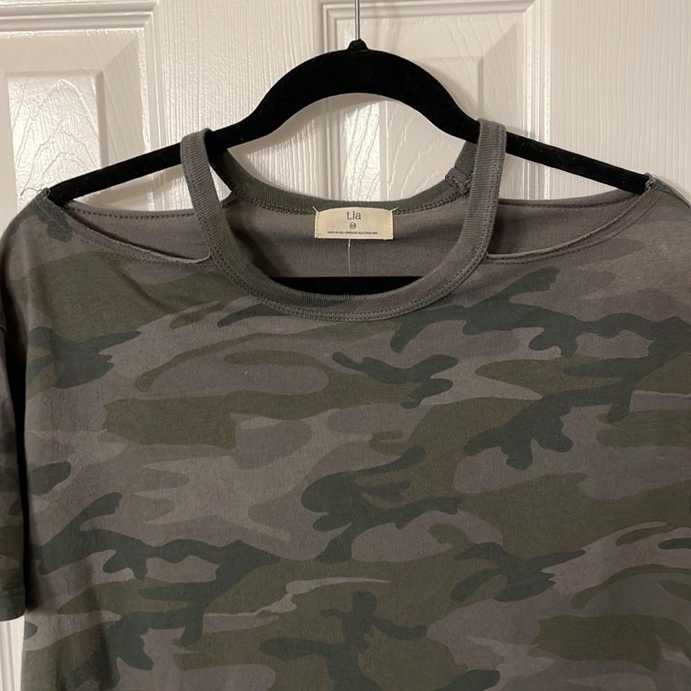 NWT Camo Cold Shoulder T Shirt - Picture 2 of 3